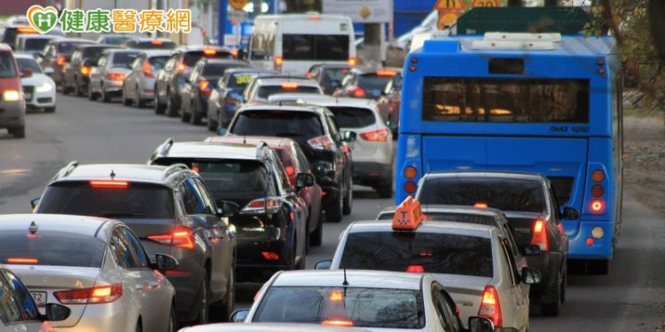 熟女排尿灼熱　塞車憋出來的