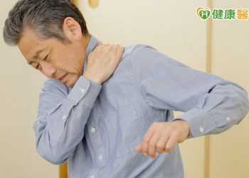 55歲男因五十肩忍痛上班　中西醫合併治療恢復日常