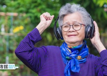 熟齡女士帶著無線耳機享受音樂