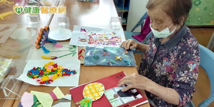 活動作品集結成冊 日照中心長輩樂開懷