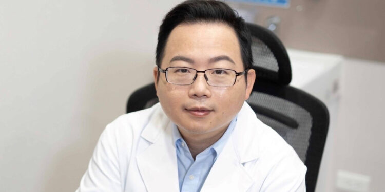 高雄榮民總醫院一般外科主治醫師曾彥敦指出，檢測PIK3CA基因變異可幫助晚起乳癌病友精準確認基因突變型態，若確定為PIK3CA基因突變，可採用PI3K抑制劑。圖/曾彥敦醫師提供。