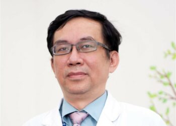 中國醫藥大學附設醫院黃春明醫師指出「定期回診」與「按時用藥」，是有效控制類風濕性關節炎的關鍵。