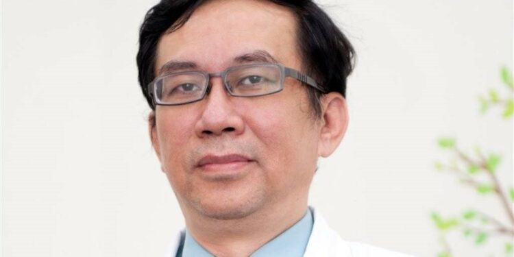 中國醫藥大學附設醫院黃春明醫師指出「定期回診」與「按時用藥」,是有效控制類風濕性關節炎的關鍵。