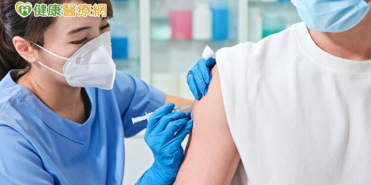 我該打新冠、流感還是肺鏈疫苗？　家醫科醫師一次解析