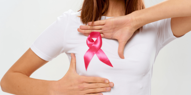 義大癌治療醫院血液腫瘤部饒坤銘副院長點出晚期乳癌的治療挑戰。他指出，影響乳癌復發的兩大因素，分別是診斷時的癌症期別以及乳癌基因型態。其中乳癌後天基因突變與病程息息相關，及早進行基因檢測將有助採取合適的治療策略。