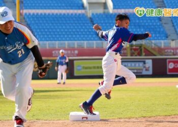 費叔叔愛相挺　攜桃園三光國小學童棒球圓夢