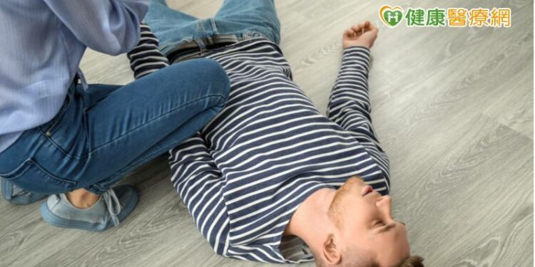 39歲男追劇突無呼吸心跳　經急救採低溫治療撿回一命