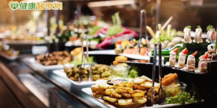 buffet吃飽也要吃巧 營養師建議可從「用餐順序」下手