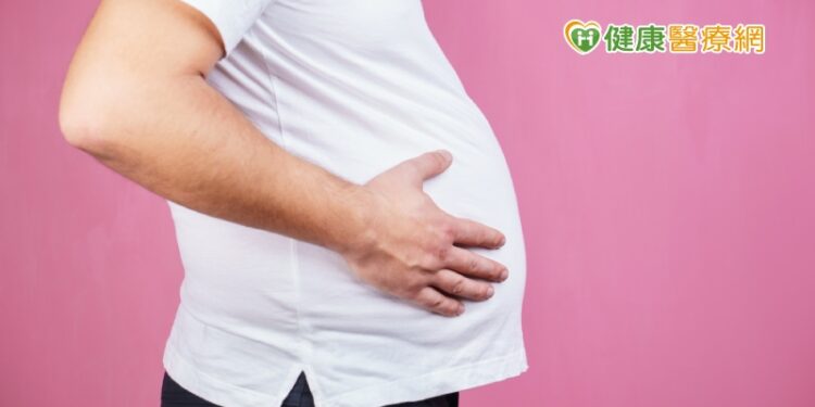 大肚腩竟藏巨大腫瘤　馬偕跨外科團隊摘22公斤惡性肉癌