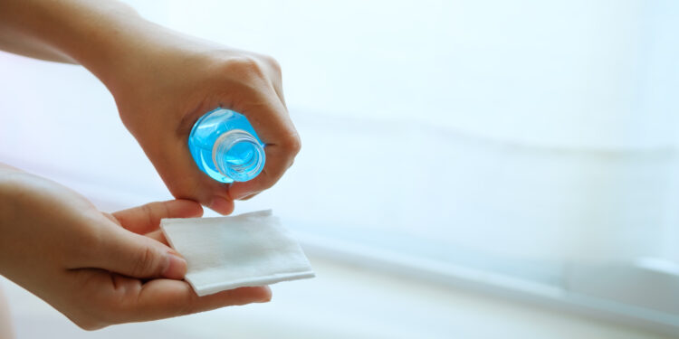 酒精消毒會「落漆」!北捷:別拿酒精噴座椅