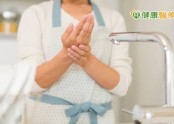 新手爸媽最常遇上媽媽手　復健醫師揭「治療腫脹疼痛方式」