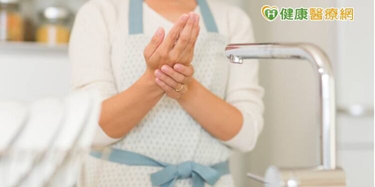 新手爸媽最常遇上媽媽手　復健醫師揭「治療腫脹疼痛方式」