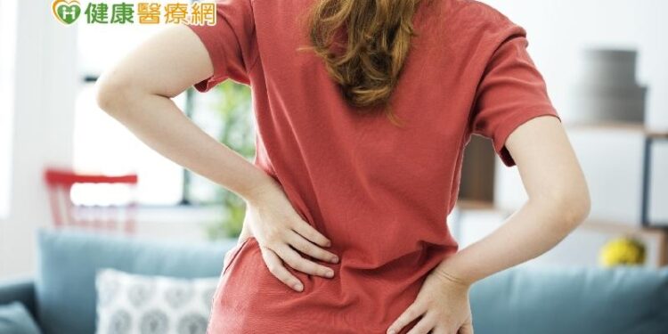 腰痠背痛若合併「這些危險訊號」 當心脊椎病變!