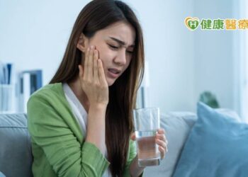 張口發出「嘎嘎」聲？　恐患「顳顎關節疼痛症候群」