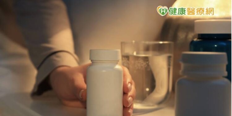 不耐「安眠藥」副作用? 熟女求助中醫治失眠