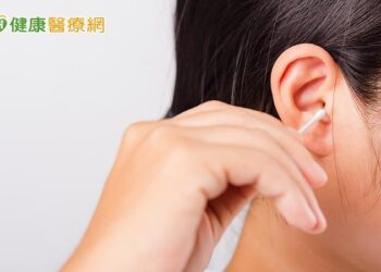 自行挖「耳屎」會受傷、易越推越深！醫：不必特別清理