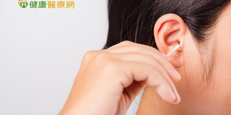 自行挖「耳屎」會受傷、易越推越深!醫:不必特別清理