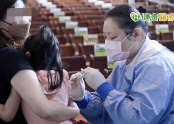 嬰幼兒新冠疫苗開打　不需與常規預防針區隔