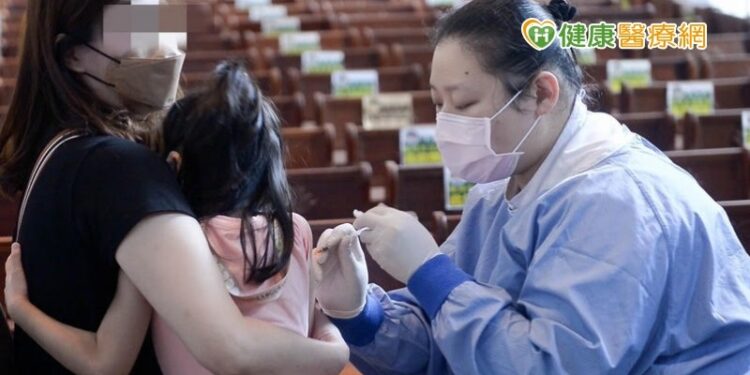 嬰幼兒新冠疫苗開打　不需與常規預防針區隔