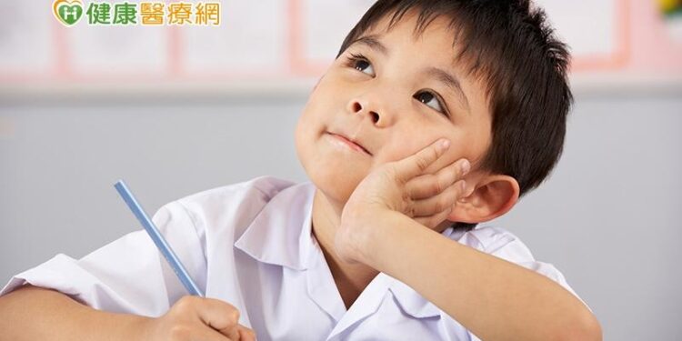 家中寶貝上學不專心？很皮？　兒科醫師教你分辨原因