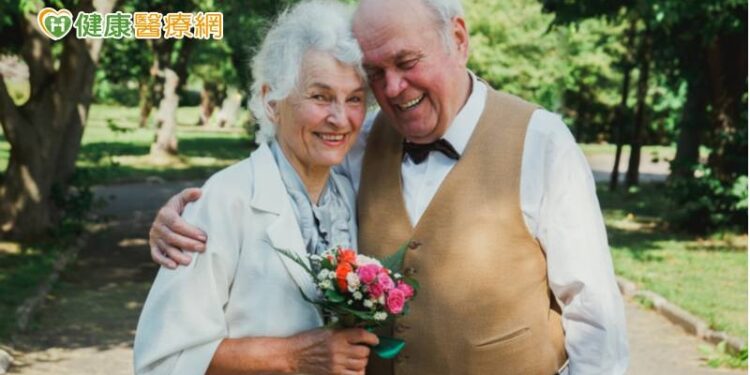 90歲嬤穿「婚紗」圓夢　守護失智從社區開始