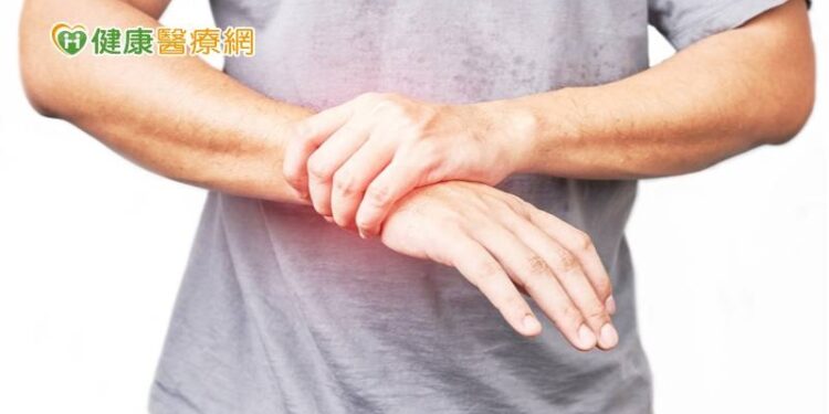30歲機車族連催油門都痛！-竟是「長期1動作」害三角纖維軟骨損傷
