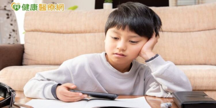 孩子放假沉迷3c恐害上課坐不住! 專家1招解救