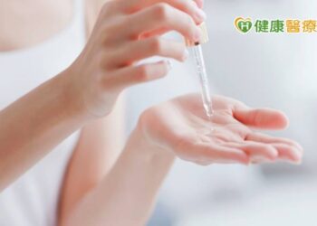 保濕精華液越黏稠越好？　錯！當心是添加「這2種成分」