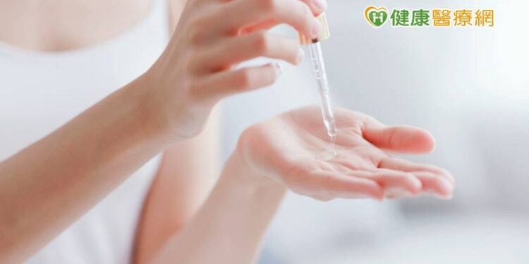 保濕精華液越黏稠越好？　錯！當心是添加「這2種成分」
