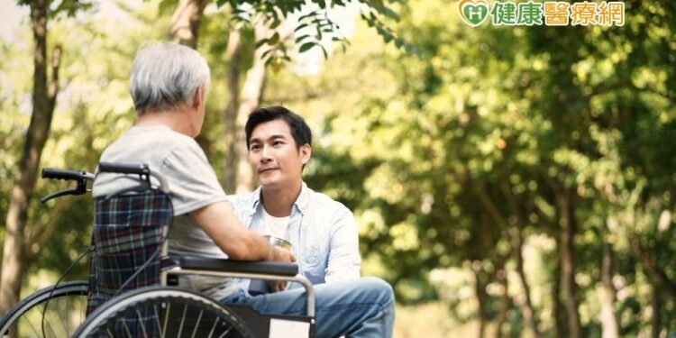 【失能照護】如何照顧殘疾家人？　請看護還是送安養中心