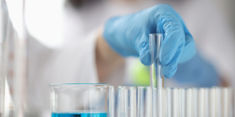 精準劑量與長期生存的雙贏:CML標靶藥物的新研究報告